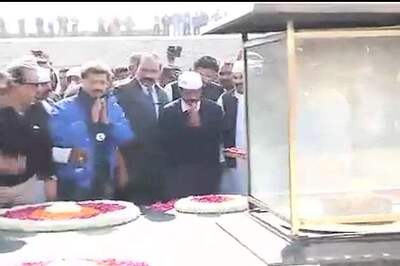 Kejriwal at Rajghat; visitor happy with 'Aam visit of a CM'