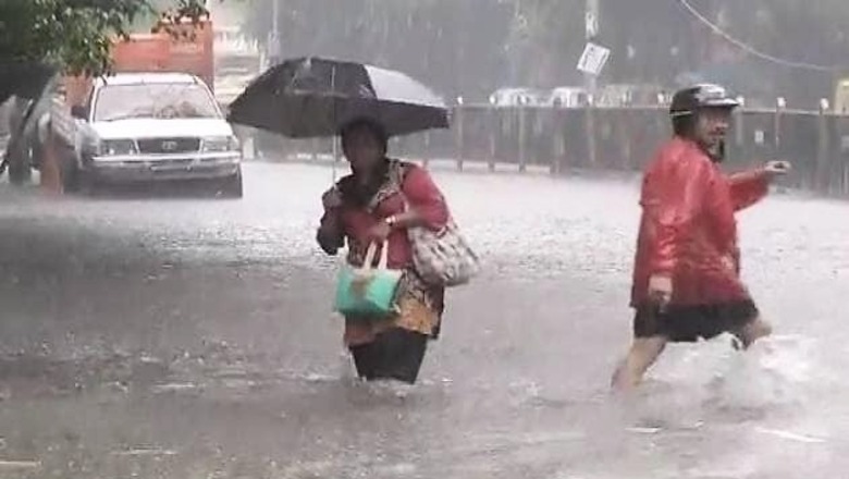 Heavy rain in South Bengal throws life out of gear in Kolkata