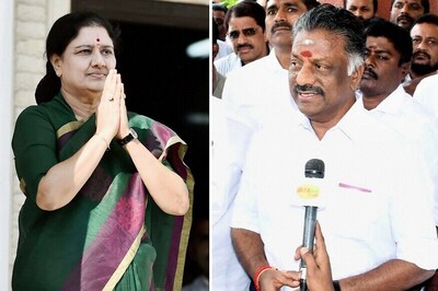 Here is Why Congress Leaders Are Split on Sasikala Vs Panneerselvam