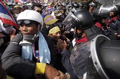 Thailand: Police fire teargas, rubber bullets at anti government protesters