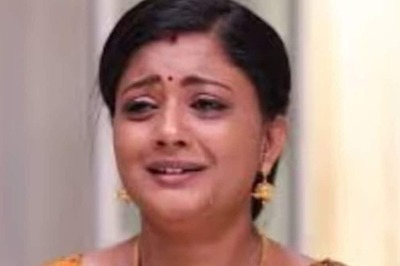Actress Gomathi Priya Injures Her Foot On The Sets of The Tamil Show Siragadikka Aasai