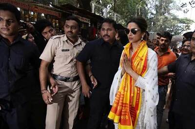 A day before the release of 'Tamasha', Deepika Padukone visits Siddhivinayak temple