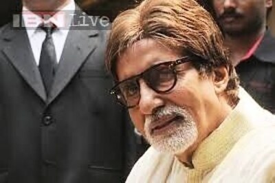  Amitabh Bachchan spots an ailing fan in the crowd; pledges to help with his medical expenses
