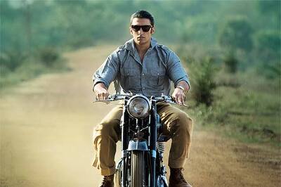 Vikramaditya Motwane gifts Ranveer the 'Lootera' bike