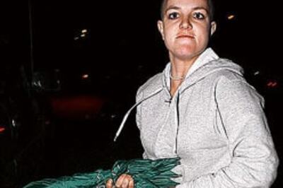 Britney hits paparazzi with umbrella
