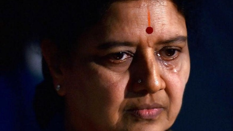 Income Tax Sleuths Resume Searches at Properties Linked to Sasikala