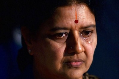 Income Tax Sleuths Resume Searches at Properties Linked to Sasikala