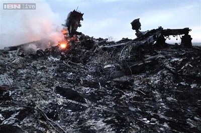Experts comb MH17 crash site as Ukraine fighting rages