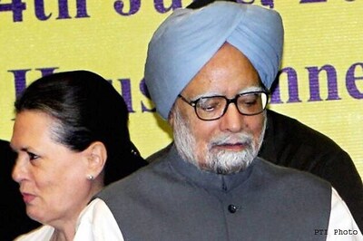 Sonia takes charge, gets Cong to back PM on reforms