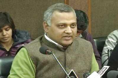 AAP advises Somnath Bharti to 'surrender' before Delhi Police