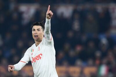 Cristiano Ronaldo Unleashes Wizardry to Go Past Chris Smalling, Twitter Has a Hearty Laugh