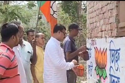 Bengal: Ahead of Panchayat Elections, TMC, BJP Kickstart Campaigns By Painting Walls