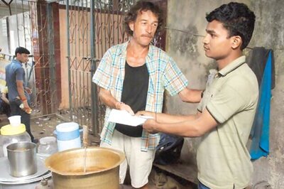 Marathon winner gives prize money to tea stall worker