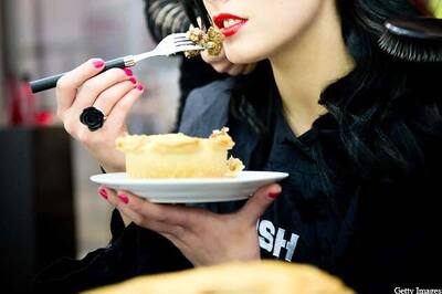 Women give up diets after 5 wks, 2 days, 43 mins