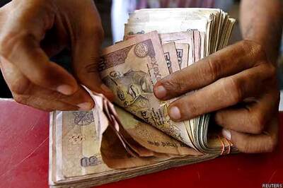 Rupee gains slightly, opens at 61.68 vs US dollar