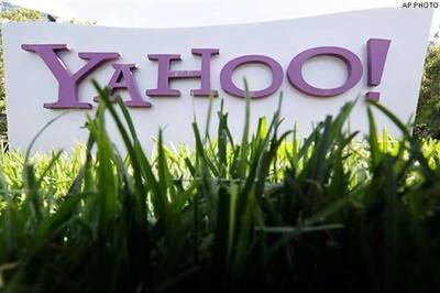 Yahoo appoints chairman as Mayer's turnaround effort continues