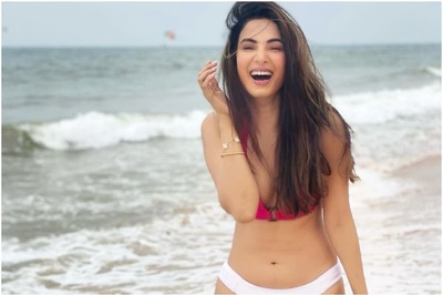 Sonal Chauhan Flaunts Hourglass Frame in New Bikini Post