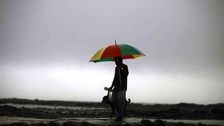 Humid start to day for Delhi; showers likely