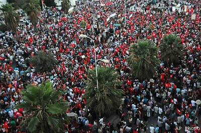 Thousands of Tunisians call on government to resign