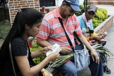Desperate Venezuelans Peddle Wares Door-to-door in Colombia to Survive
