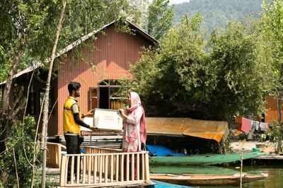Amazon Launches First-ever Floating Store on Srinagar's Dal Lake, Pic Goes Viral