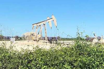 U.S. Crude Stocks Build As Refiners Cut Runs Amid Hurricane-EIA