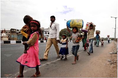 Hundreds of Migrant Workers Hit Kerala streets in Hope of Finding Vehicles to Go Back to Native Places