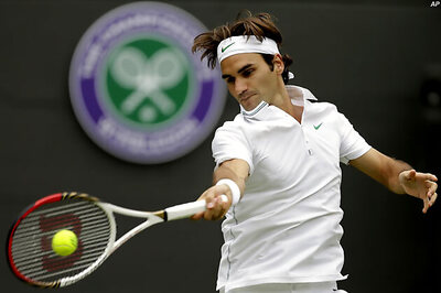Federer brushes aside Ramos at Wimbledon