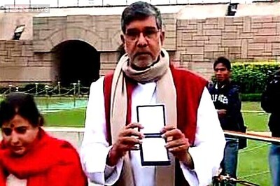 New Delhi: Kailash Satyarthi visits Rajghat to pay tribute to Mahatma Gandhi