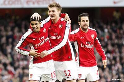 Arsenal signs French defender Koscielny