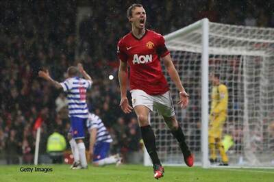 Evans fit again for Man United, signs new contract