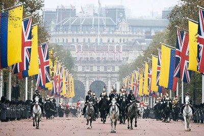 Indian Canapes, 'Jai Ho' to Mark Queen Elizabeth II's Palace Reception