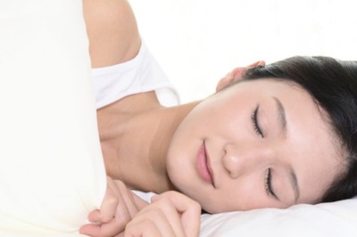 Multiple Benefits Of Sleeping Under A Weighted Blanket That Should Not Be Overlooked