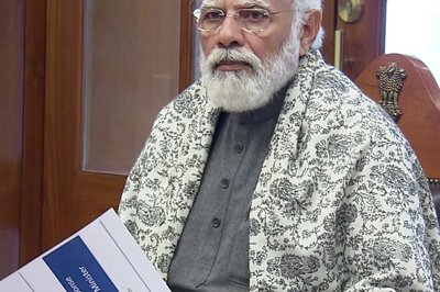 PM Modi Briefed About Omicron'; Asks Officials to Review Plans to Ease Int'l Travel Restrictions