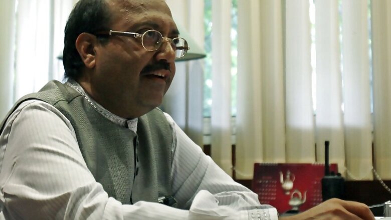 Amar Singh Leaves for London for Treatment