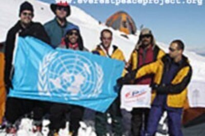 Peace climbers to scale Everest