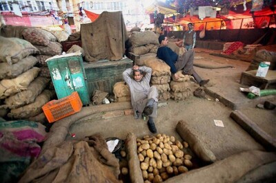 No Supply Shortage at Azadpur Mandi Despite COVID-19 Lockdown, Profiteers Warned