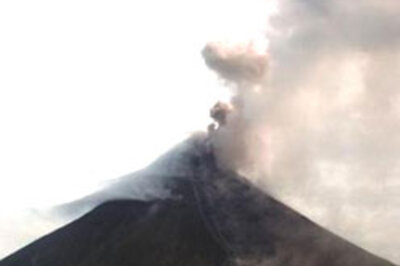 Volcano simmers, Philippines on alert