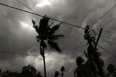 'Kalbaisakhi' Wrecks Kolkata, Kills 2 Rowers as Boat Capsizes During Storm; Roads Blocked with Trees