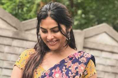 Actress Divi Vadthya Slays Traditional Look In Purple Floral Saree