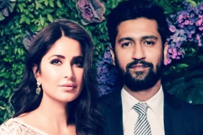 Vicky Kaushal Gently Touches Katrina Kaif's Face in Viral Video from Holi Party; Watch