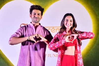 Kartik Aaryan and Kiara Advani Stun All With Their Garba Moves In SatyaPrem Ki Katha Song Sun Sajni