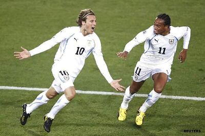 Forlan helps Uruguay beat South Africa 3-0