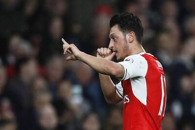 Arsenal Star Mesut Ozil Has the Last Laugh as Stoke Police Get Cheeky