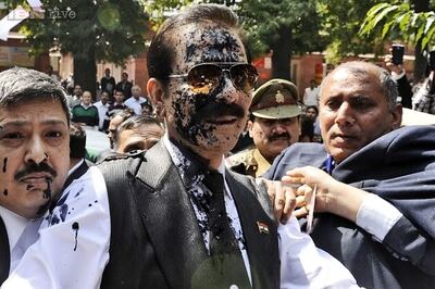 SC takes note of ink attack on Subrata Roy, issues notice to lawyer