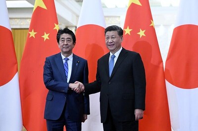 Hong Kong Should Continue to be Free and Open, Japan's Shinzo Abe Tells Xi Jingping in Beijing