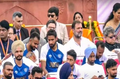 Congress Bristles at 'Seat-sharing Plan' during PM Modi's I-Day Speech as Rahul Pushed to Fifth Row