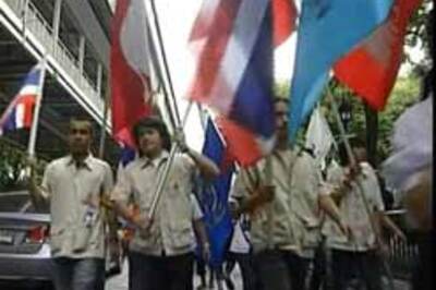 Thai anti-govt protesters fire at govt supporters