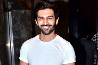 Fan Pulls Kartik Aaryan’s Cheeks while Clicking Selfie, His Reaction is Winning the Internet