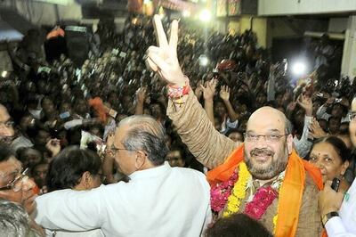 Amit Shah returns to Gujarat, offers prayers